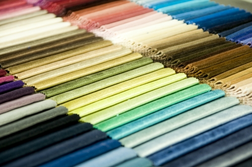 Velours gordijnen in honderden kleuren op maat geleverd.