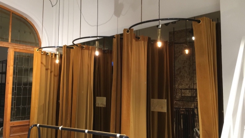 Velours gordijnen in honderden kleuren op maat geleverd.